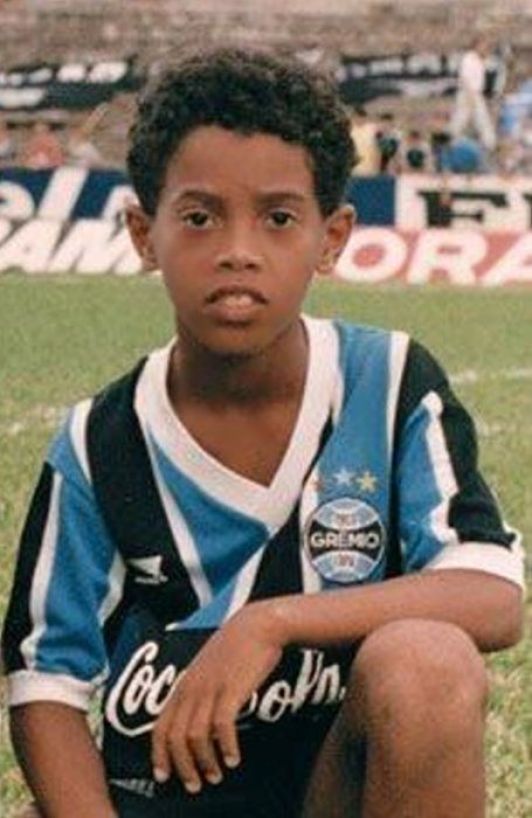 Pin em Futbol : Young Futbolistas  (Soccer Players) in Their Early Years.