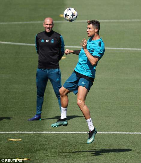 Ronaldo trains under the eye of Zinedine Zidane