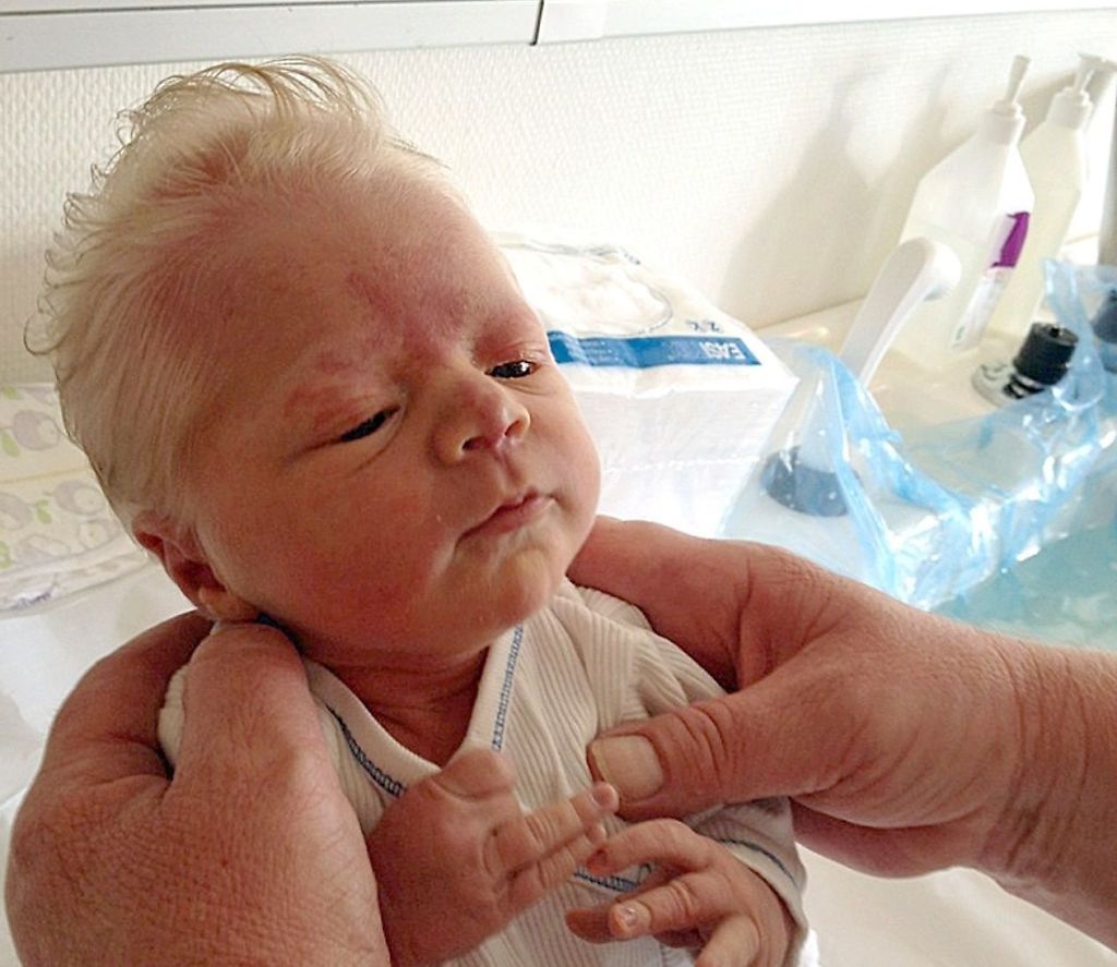 "Newborn Baby Dubbed 'Prince Charming' Due to Full Head of White Hair". ll - Puppy Blog