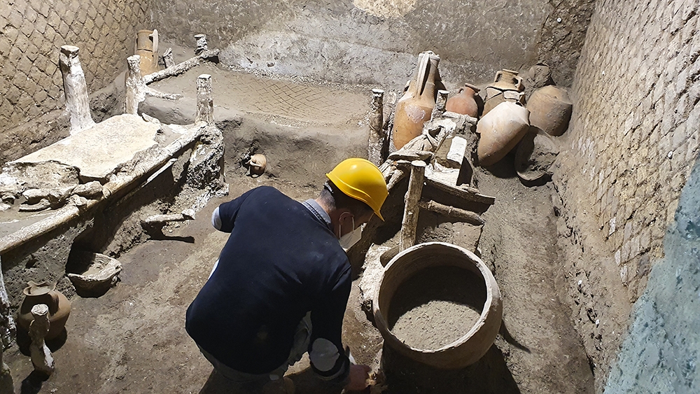 Archaeologists uncover tiny room belonging to family of slaves in Pompeii |  Live Science