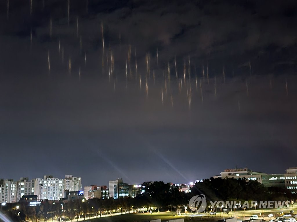 Light pillars in the sky | Yonhap News Agency