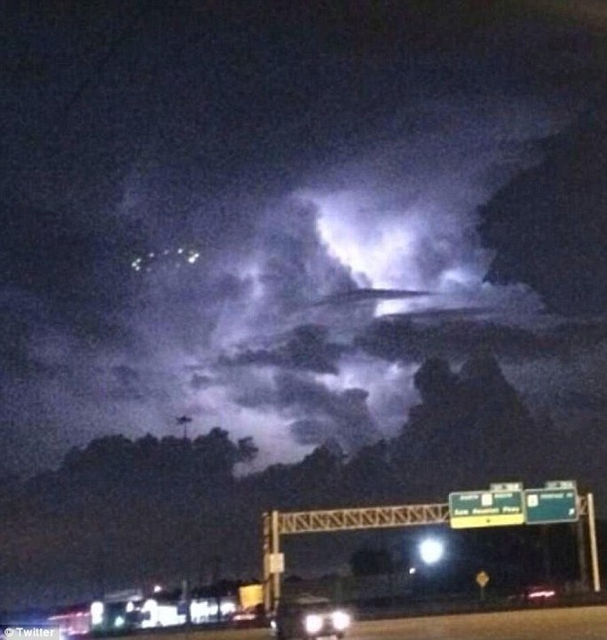 UFO glows in the US sky