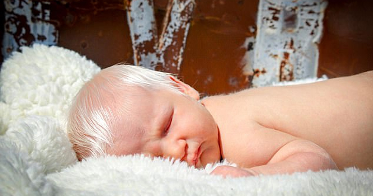 "Newborn Baby Dubbed 'Prince Charming' Due to Full Head of White Hair". ll - Puppy Blog