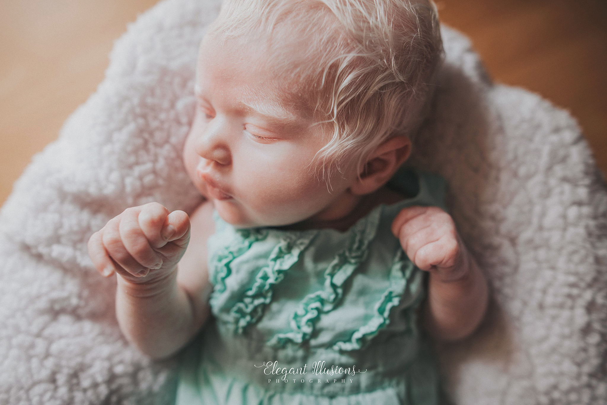 "Newborn Baby Dubbed 'Prince Charming' Due to Full Head of White Hair". ll - Puppy Blog