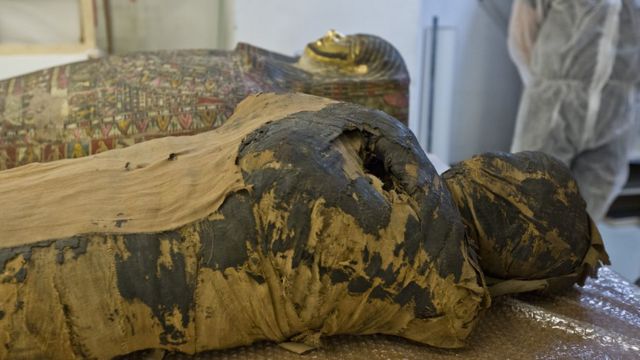 Pregnant Egyptian mummy revealed by scientists - BBC News