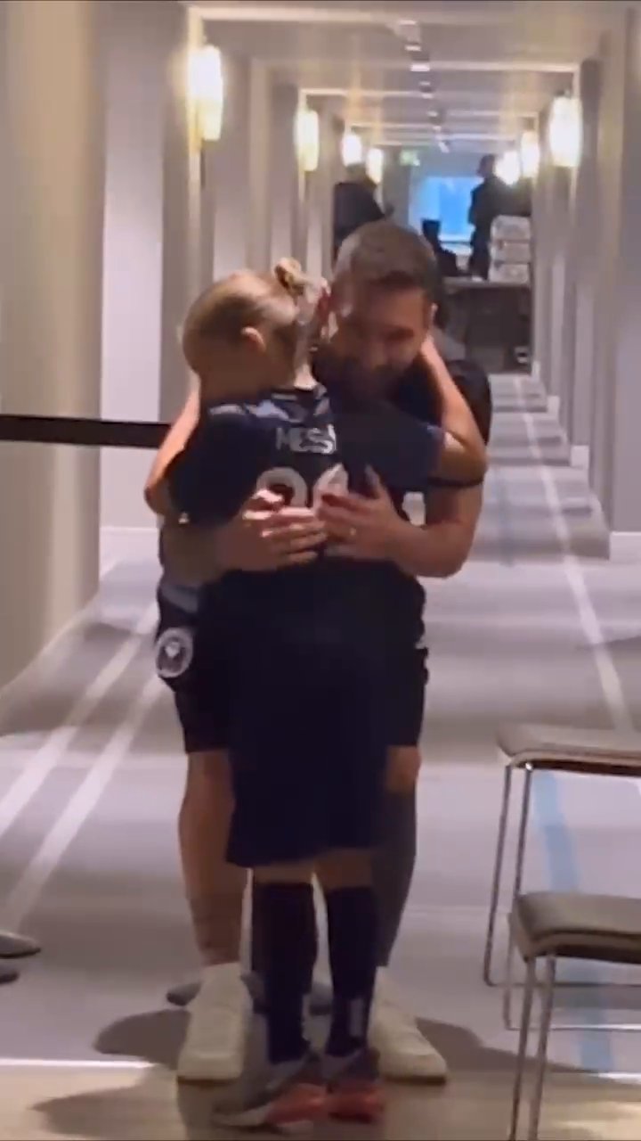 ESPN FC on X: "Wesley Sneijder's child meeting Lionel Messi is the most wholesome video you'll see today 🥹️ (via yolanthecabau/IG) https://t.co/P6FVLXv2GB" / X