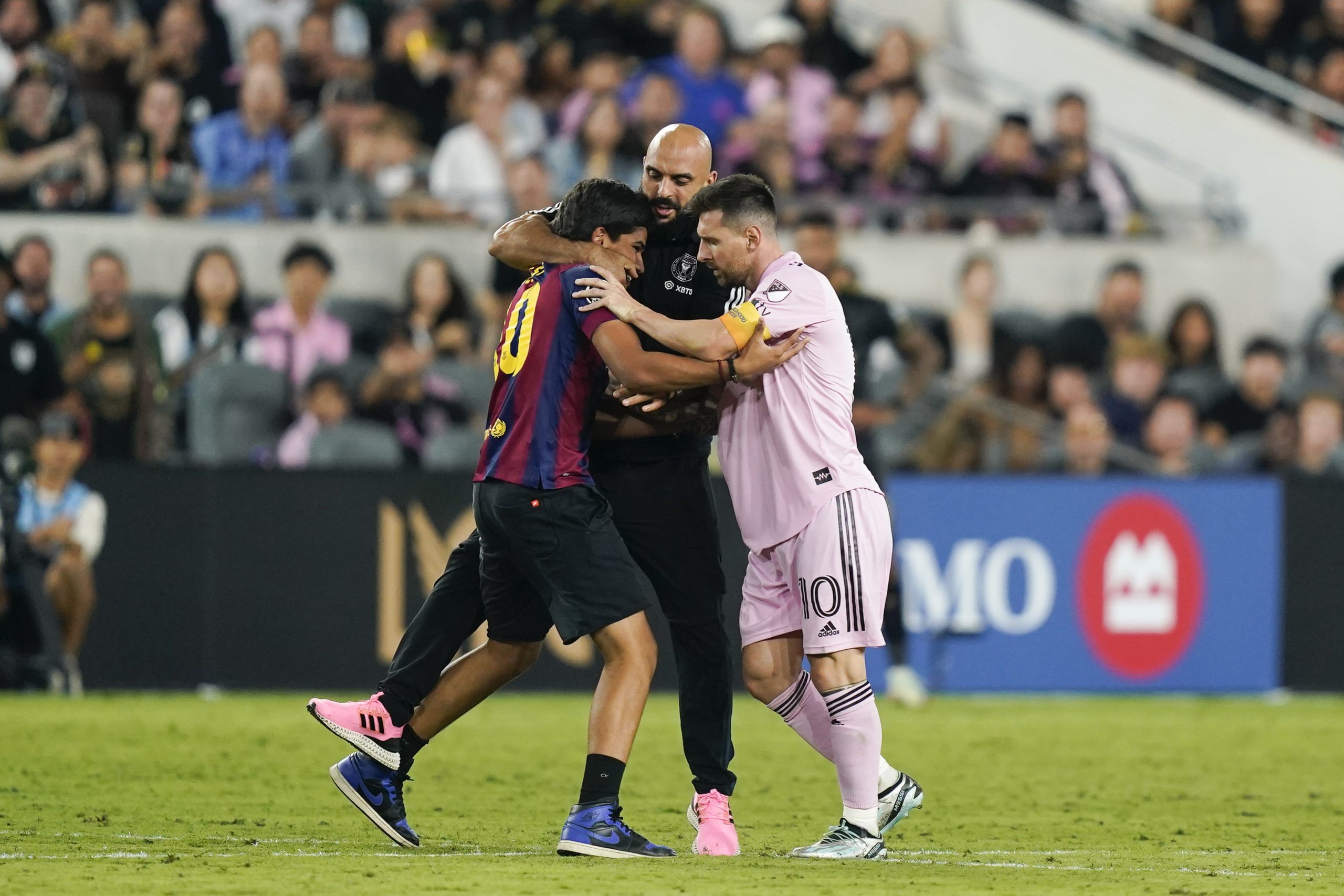 Messi's bodyguard is a former US Navy Seal and MMA fighter