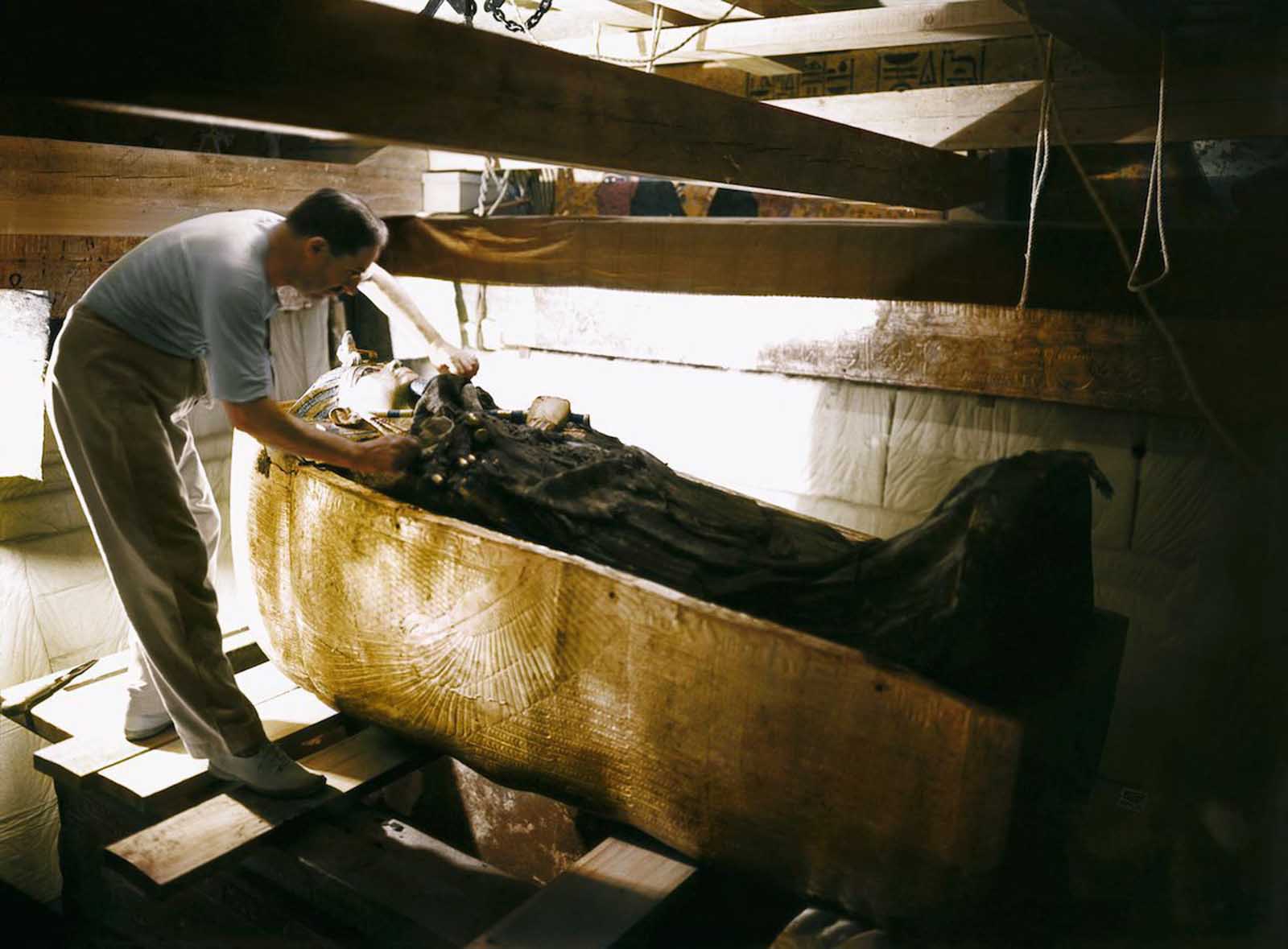 Carter examines Tutankhamun's sarcophagus.
