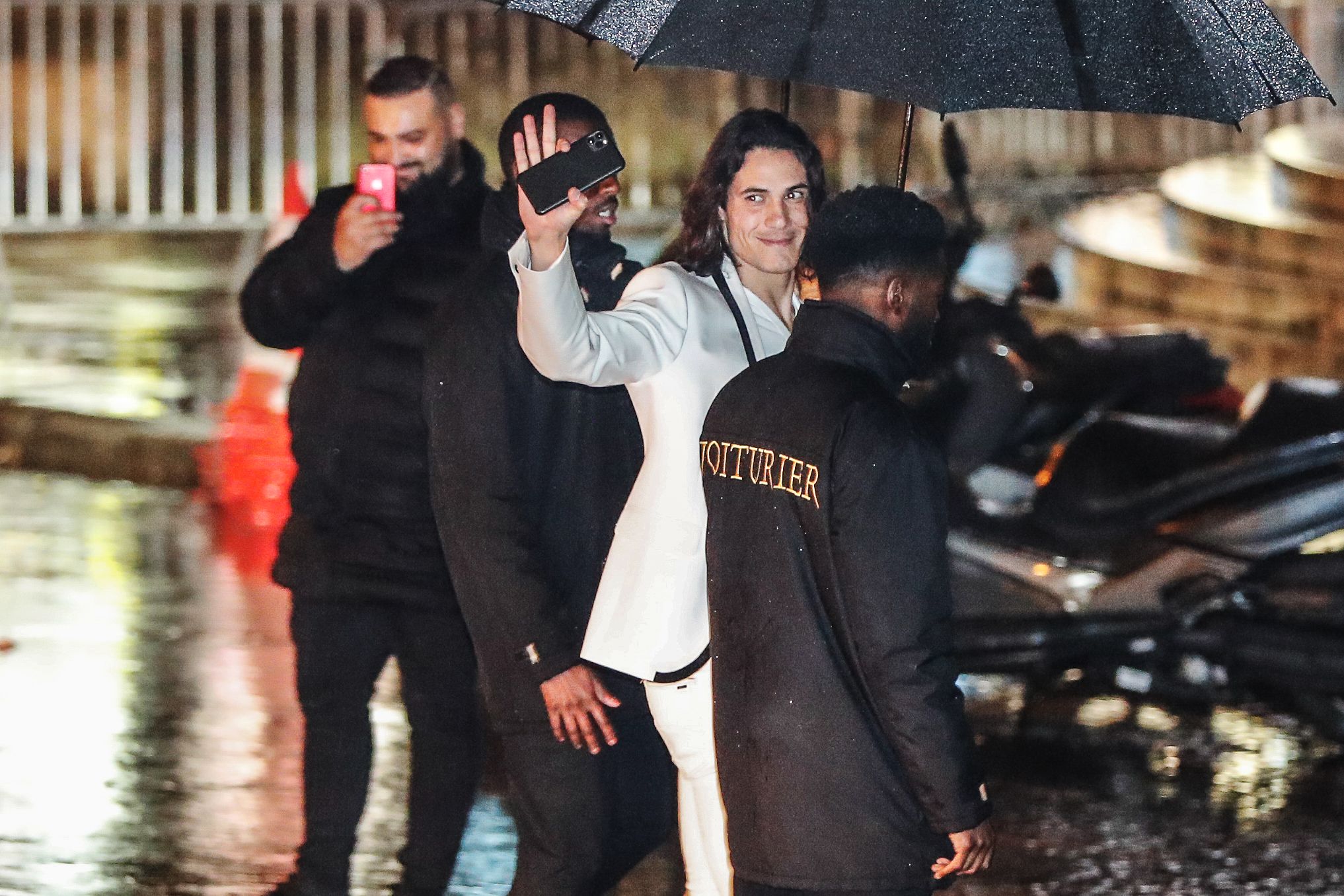 Cavani waves to fans even though he looks set to leave PSG