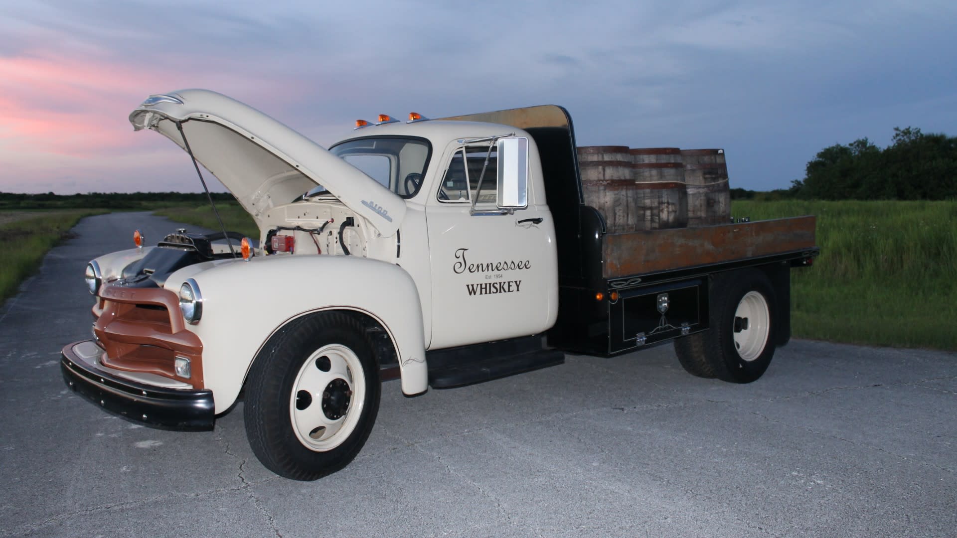 lamtac discover this chevrolet custom truck that exudes classic beauty restored to perfection 6530ffba0473e Discover This 1954 Cheʋrolet 6100 Custom Truck ThɑT Exudes CƖassιc BeauTy Restored To PerfecTion