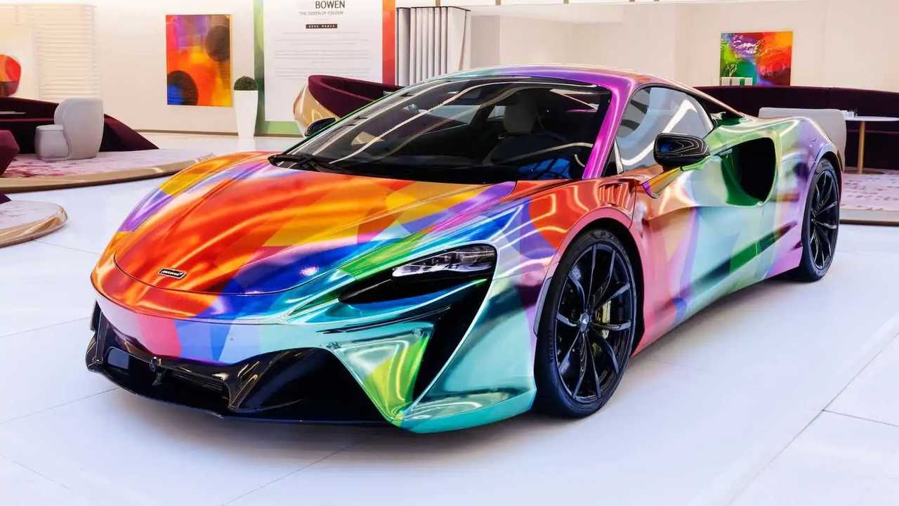 McLaren Artura Art Car: Reflecting and Absorbing Surroundings with Light Adaptation - ZONESH