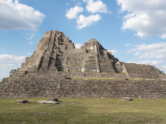 Archaeologists in Mexico discovered 13 mysterious skulls at the foot of the Maya pyramid - Photo 3.