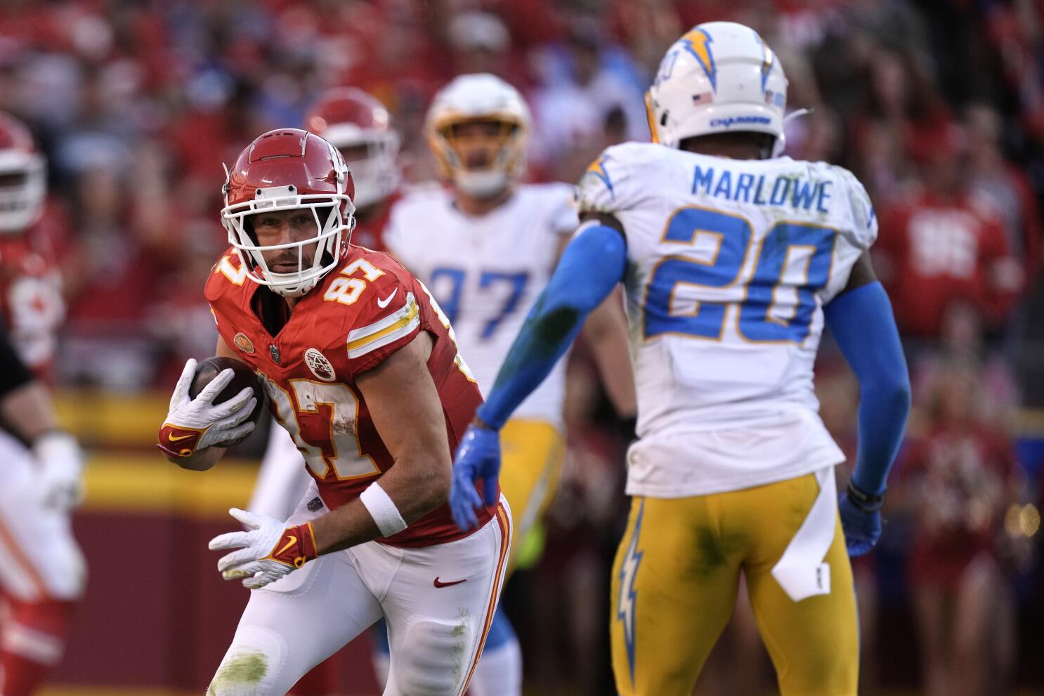 Mahomes throws for 424 yards and 4 TDs, Kelce has big day as Chiefs beat  Chargers 31-17 - The San Diego Union-Tribune