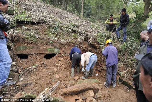 Haunting Discovery: 130-Year-Ol𝚍 Mummy With Ponytail Shocks Archaeologists, Reveals Qing Dynasty Treasure - Mnews