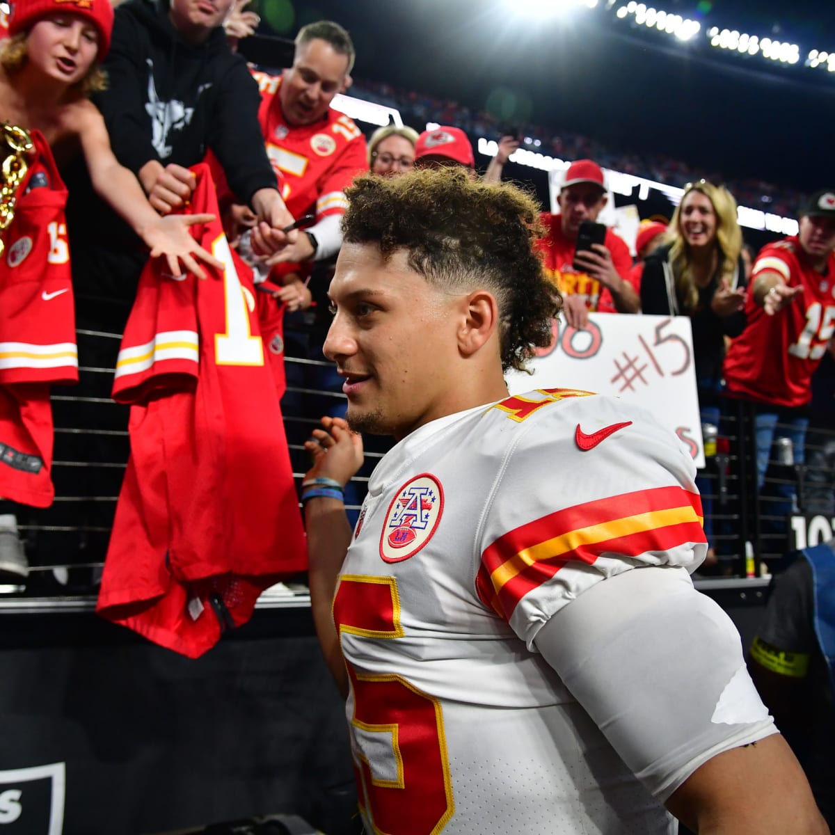 Mahomes and the Chiefs clinch one seed with win over Raiders - A to Z Sports