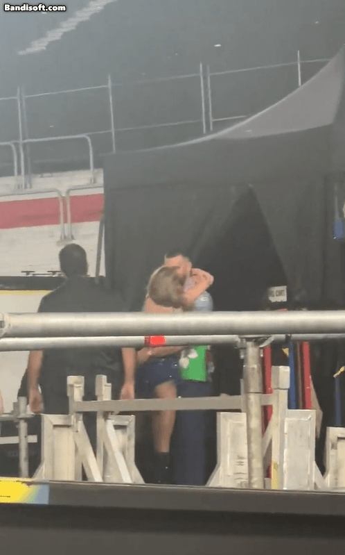 Taylor Swift hôn đắm đuối bạn trai cầu thủ ngay khi vừa kết thúc đêm diễn The Eras Tour!