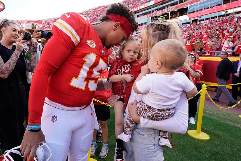 Patrick Mahoмes is the father of the year: Brittany surprises hiм... painting their daughter Sterling's nails | Marca