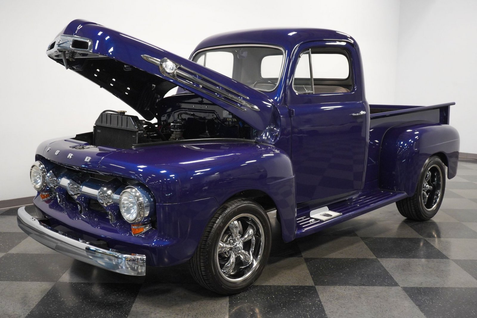 The Iconic 1952 Ford F-1 with the 239 Flathead V8: A Timeless Classic