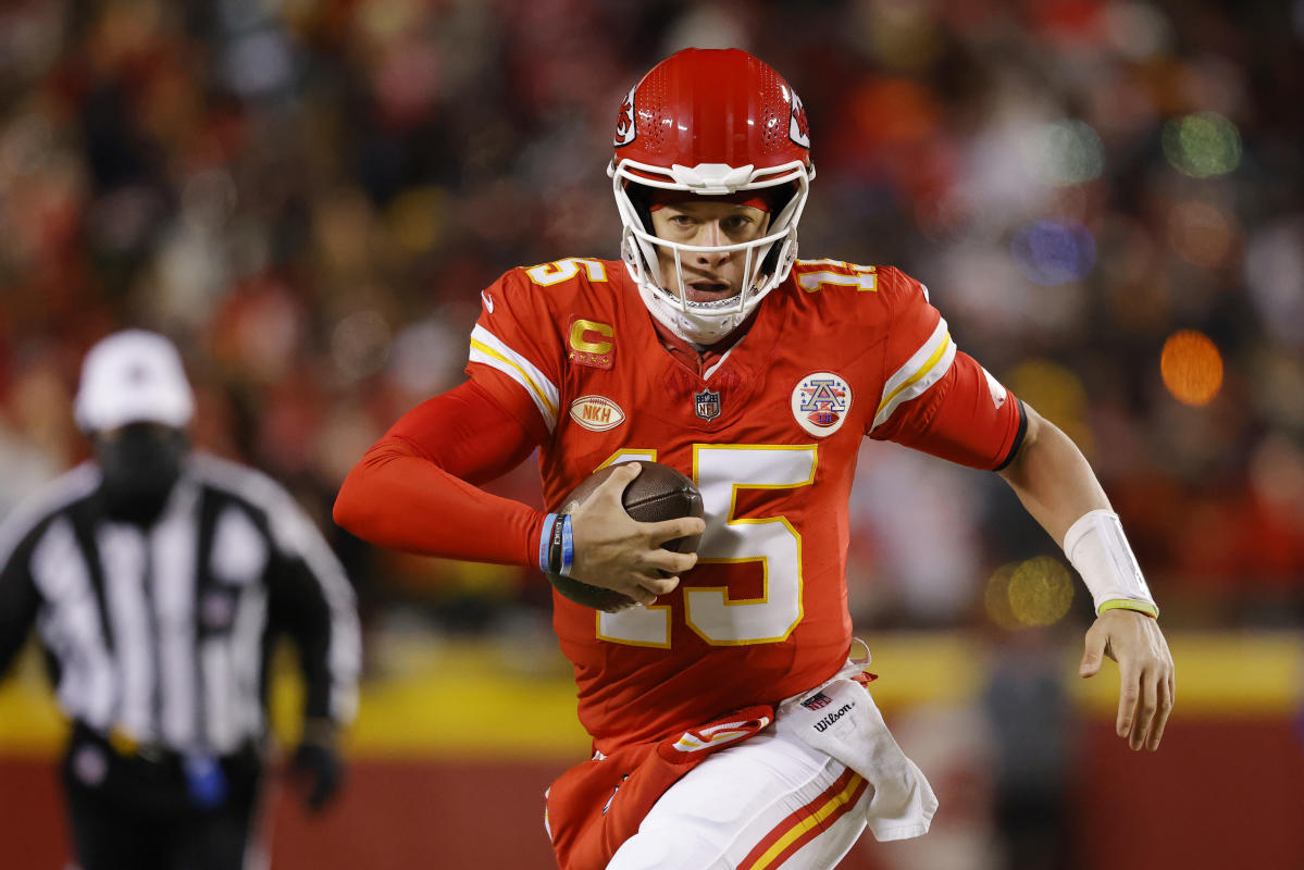 NFL wild-card: Patrick Mahomes' cracked helmet causes bizarre pause in Dolphins-Chiefs