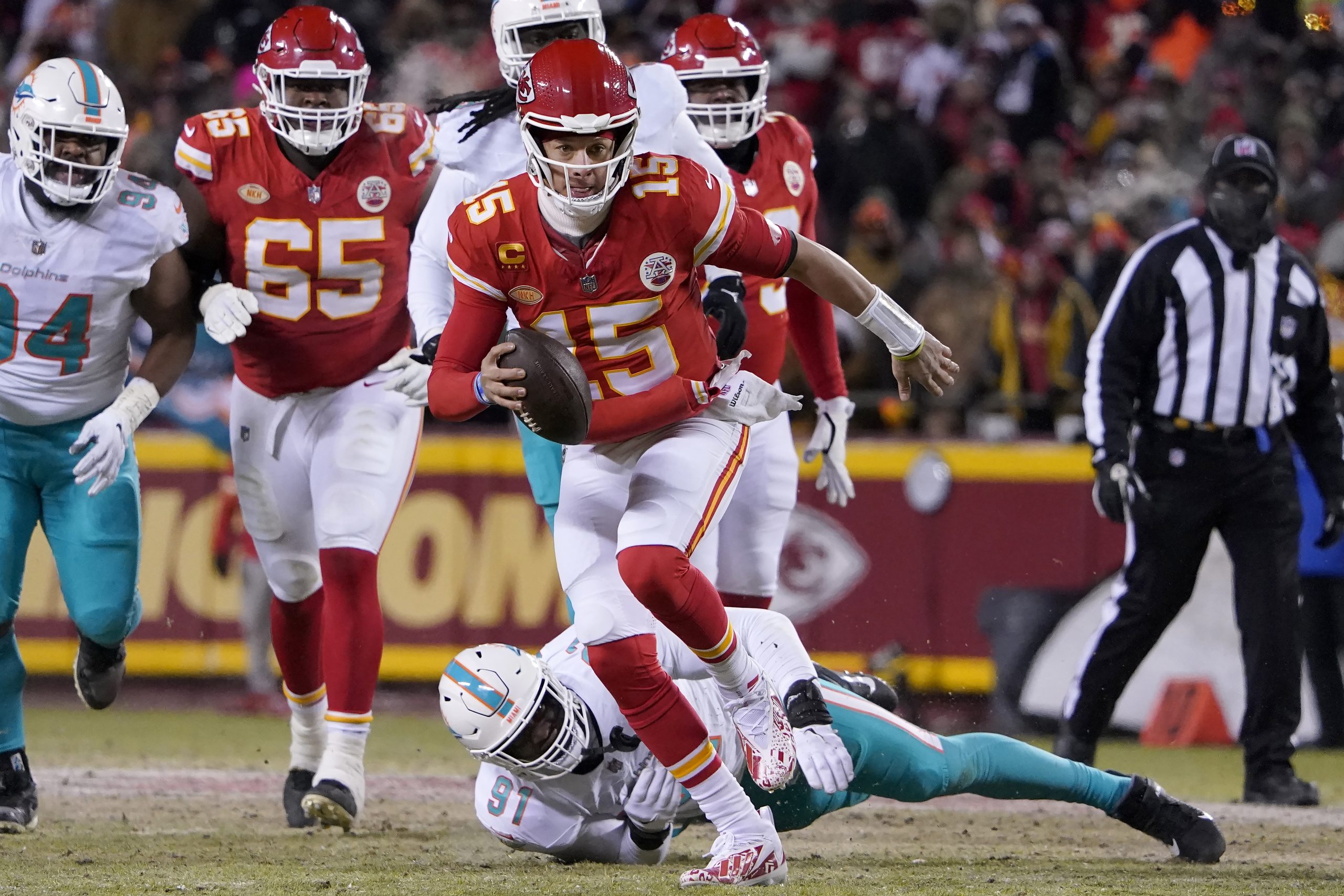 Patrick Mahomes leads Chiefs to 26-7 playoff win over Dolphins in  near-record low temps – NewsNation