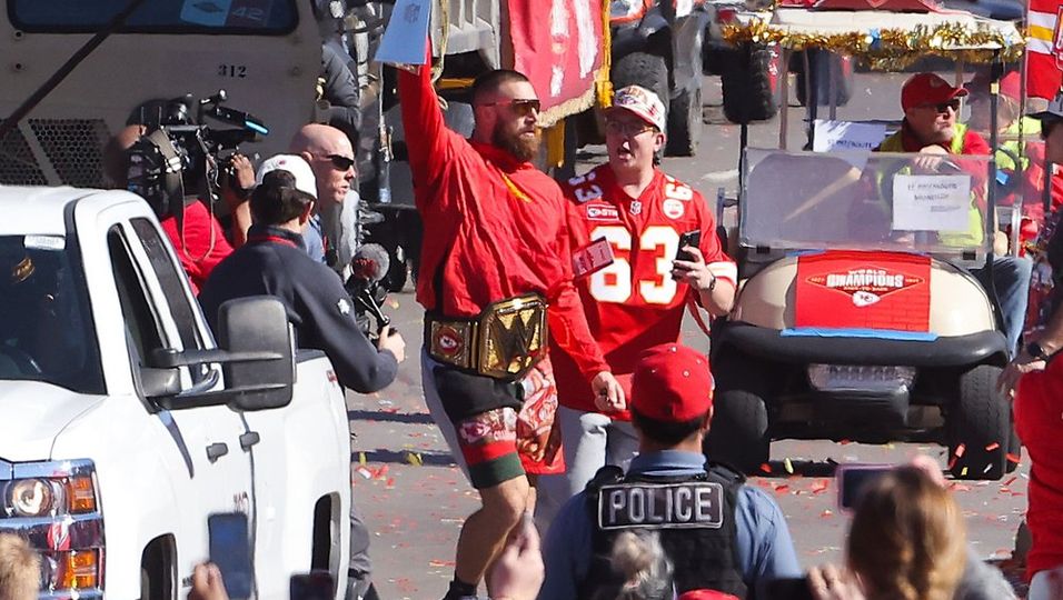 Travis Kelce meldet sich nach Schießerei bei Chiefs-Siegesparade zu Wort |  BUNTE.de