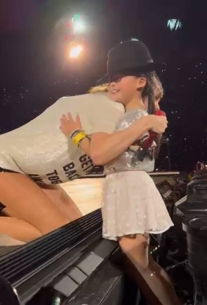 GREAT MOMENT: Here’s how 8-year-old Kylie Teo got picked to receive Taylor Swift’s 22 hat on night 3 of her Singapore concert - Football Blog