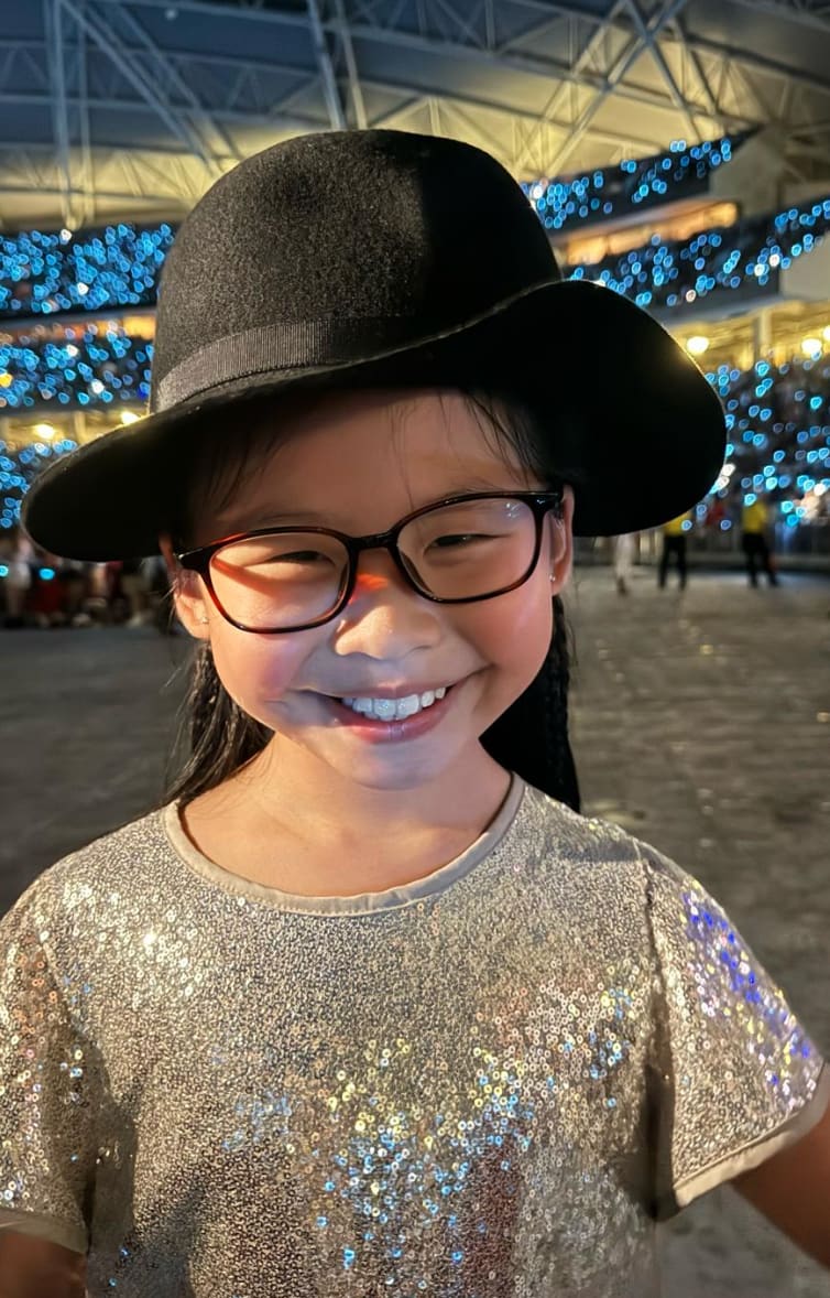 GREAT MOMENT: Here’s how 8-year-old Kylie Teo got picked to receive Taylor Swift’s 22 hat on night 3 of her Singapore concert - Football Blog