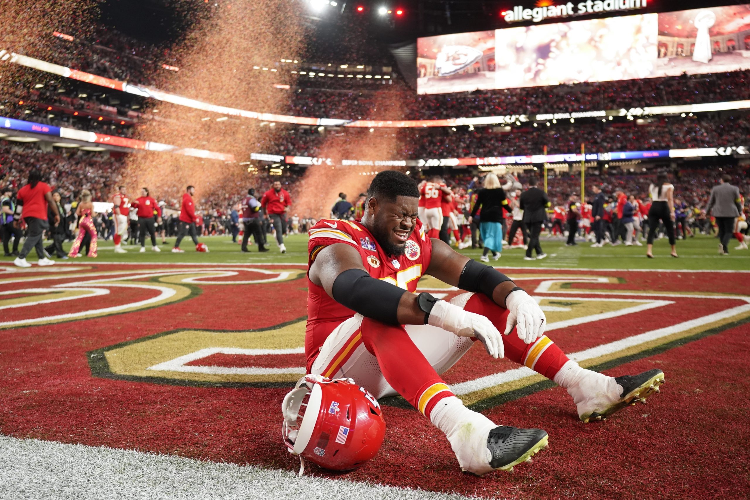 Chiefs lineman Trey Smith shares WWE title belt with frightened boy after  parade shooting | KLRT - FOX16.com