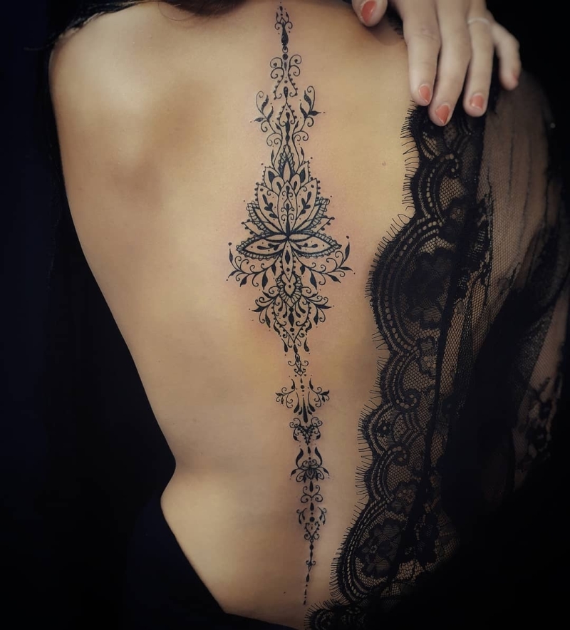 beautiful spine lace tattoo @alexlabeguerieladamegantee 4