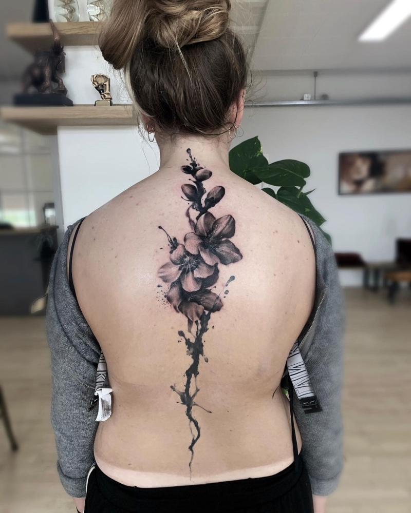 cool floral spine tattoo idea for girls @eviggladcreations 3a