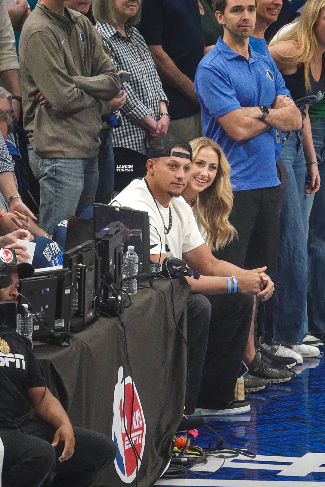 Landon Thomas on X: "Patrick Mahomes is sitting court side for Mavs - Thunder Game 3… https://t.co/S1R5J8M9iV" / X