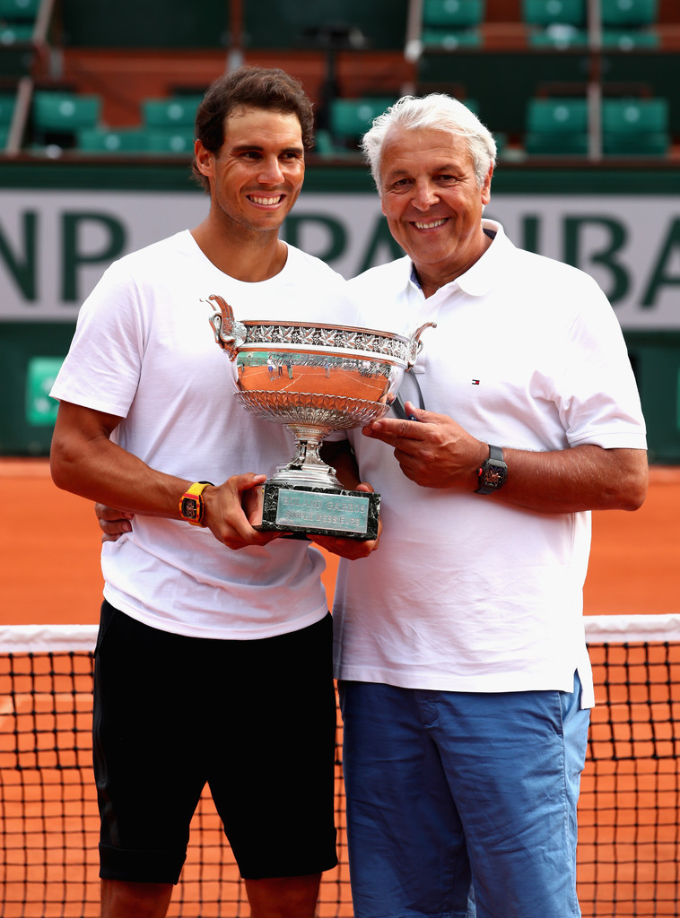 Rafael Nadal and his father Sebastian pose with French Open trophy 2017 – Rafael  Nadal Fans