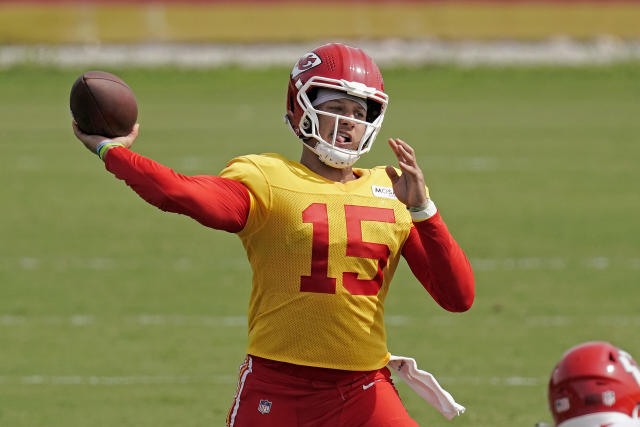 WATCH: Chiefs QB Patrick Mahomes hits crossbar with left-handed and  behind-the-back passes