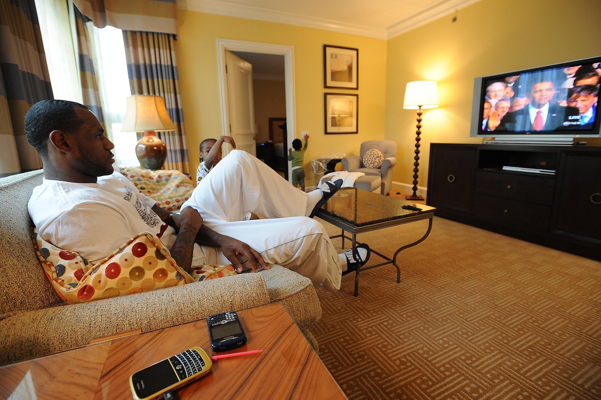 Timeless Sports on X: "LeBron watching President Obama's inauguration with  Bryce & Bronny on this date in 2009. Blackberry phones on the table. Bronny  playing Nintendo DS. What a time. (: @ADBPhotoInc)