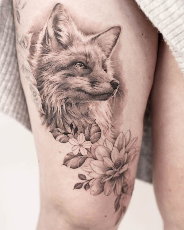 Photogenic fox thigh tattoo by @rachaelsawtelltattoo