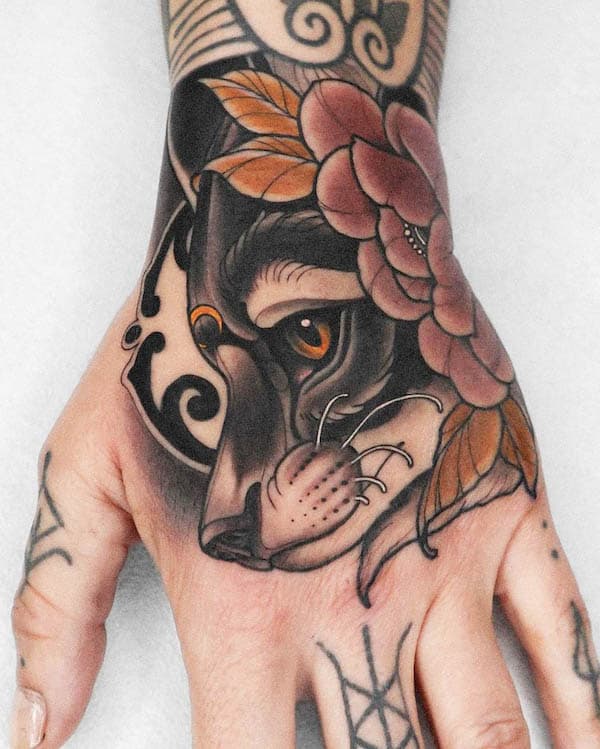 Neo-traditional fox hand tattoo by @robin.kemper.tattoo