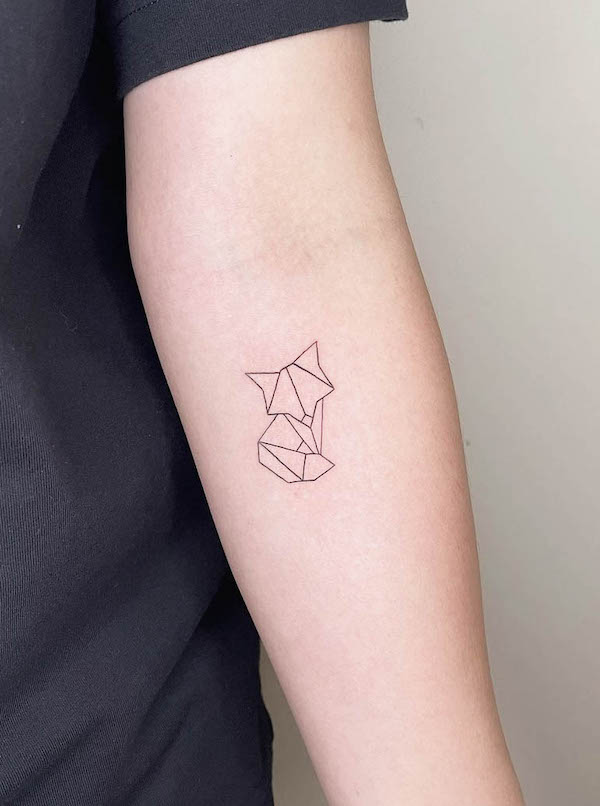 Fine line geometric fox tattoo by @yuta.tatt