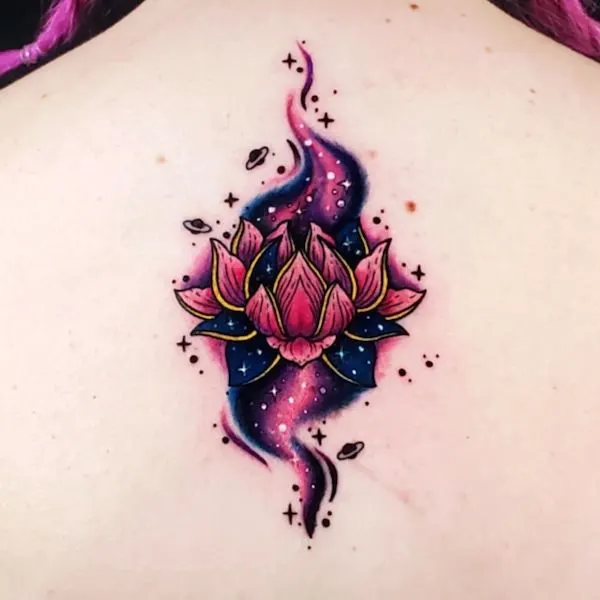 Bold lotus back tattoo by @spray.day