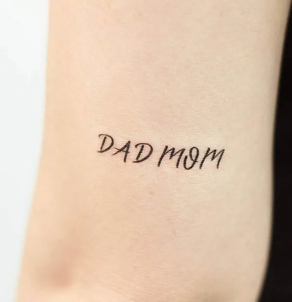 Unique mom dad lettering tattoo by @minie._.chan_