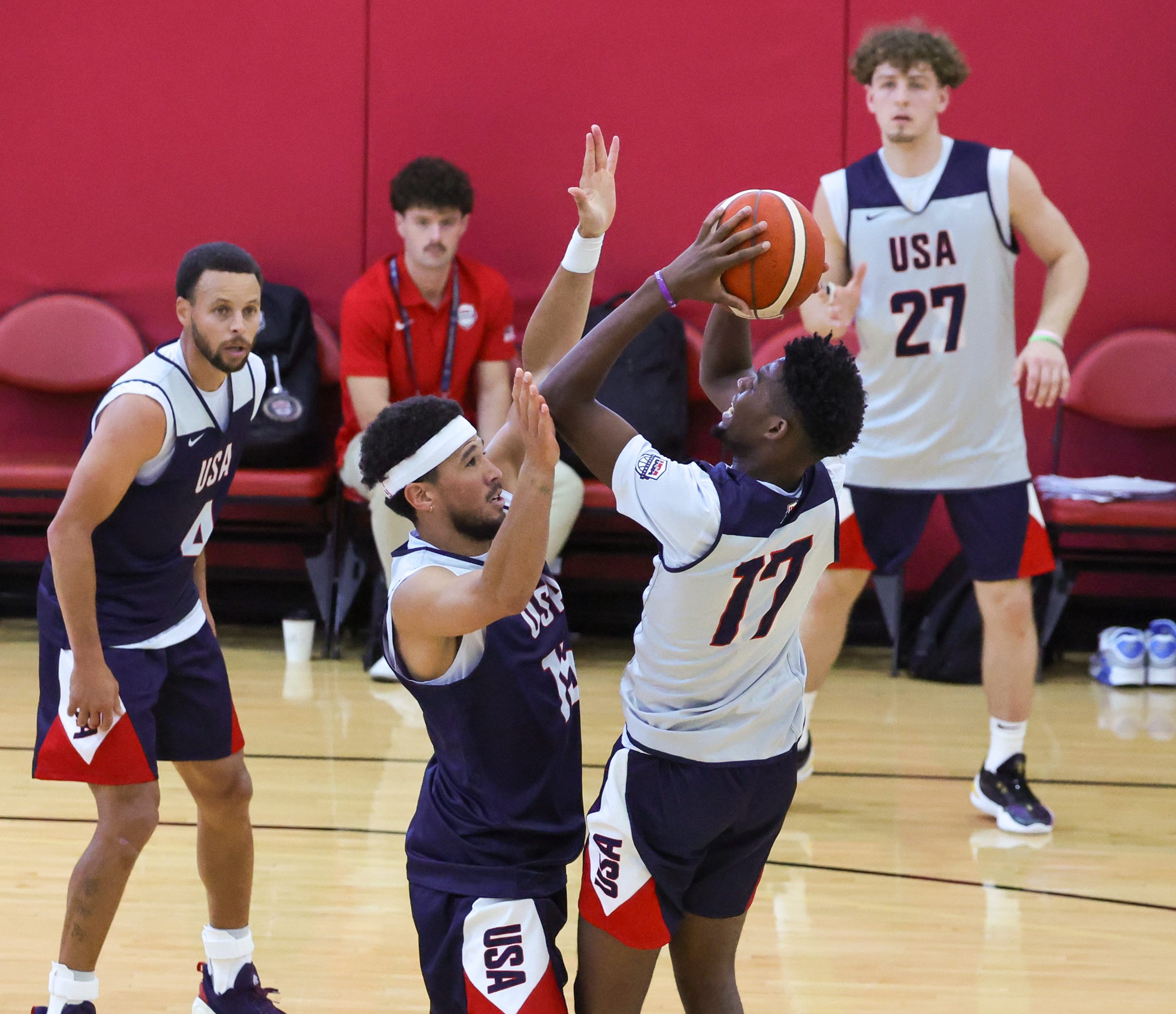 LOOK: Brandon Miller shoots against Devin Booker during Team USA practice  session and other pictures of the day in the NBA | HoopsHype