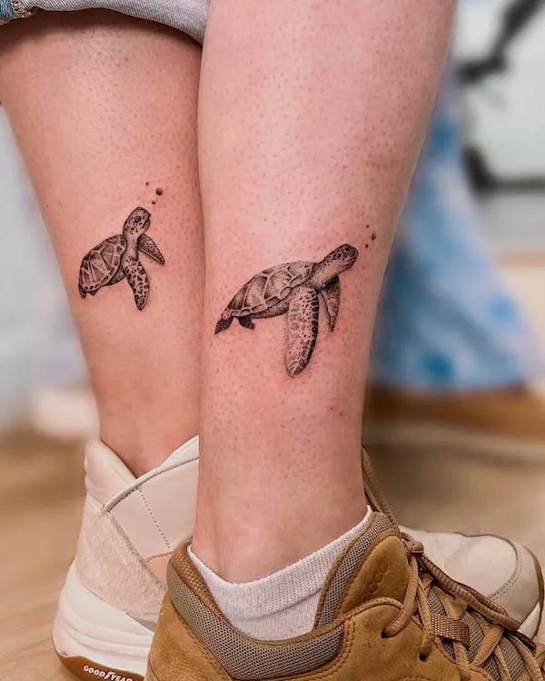 Matching sea turtle tattooss by @tatsbyrii