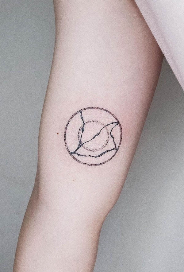 Simple kintsugi plate tattoo by @sanmao_yiminpokes