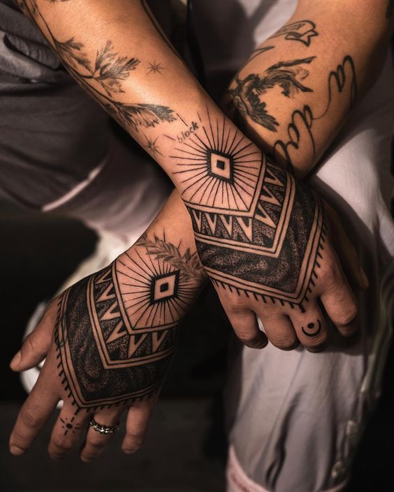 Discover 2024&#8217;s Top 20 Symbolic Hand Tattoos: Chinese, Viking, Om, Anarchy &#038; More &#8211; Get Inspired!