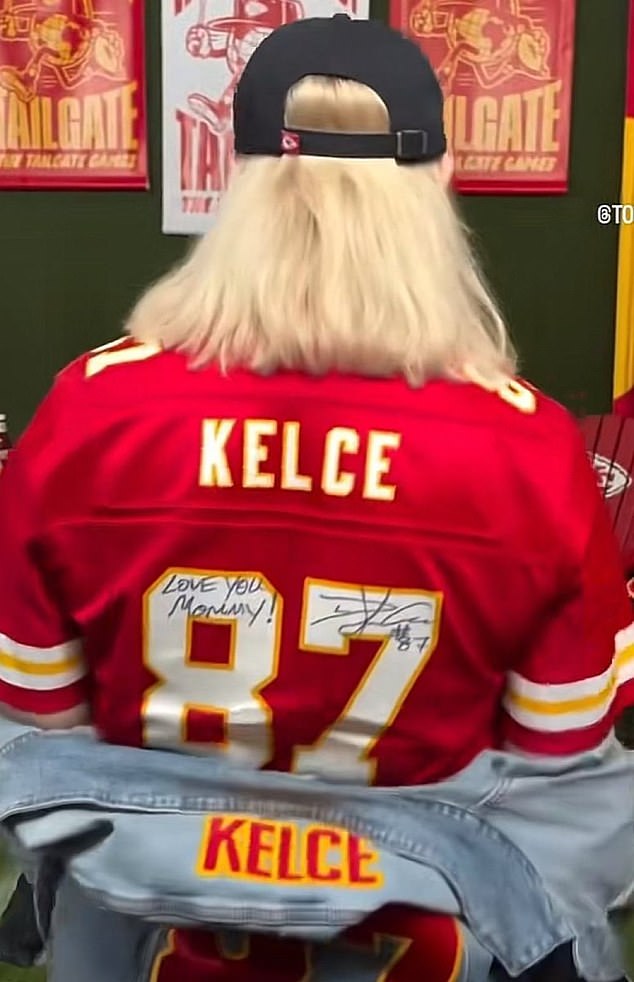 Kelce made sure to let his mom know that he loves her after signing the back of her jersey