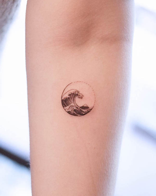 Small Kanagawa wave tattoo by @handitrip