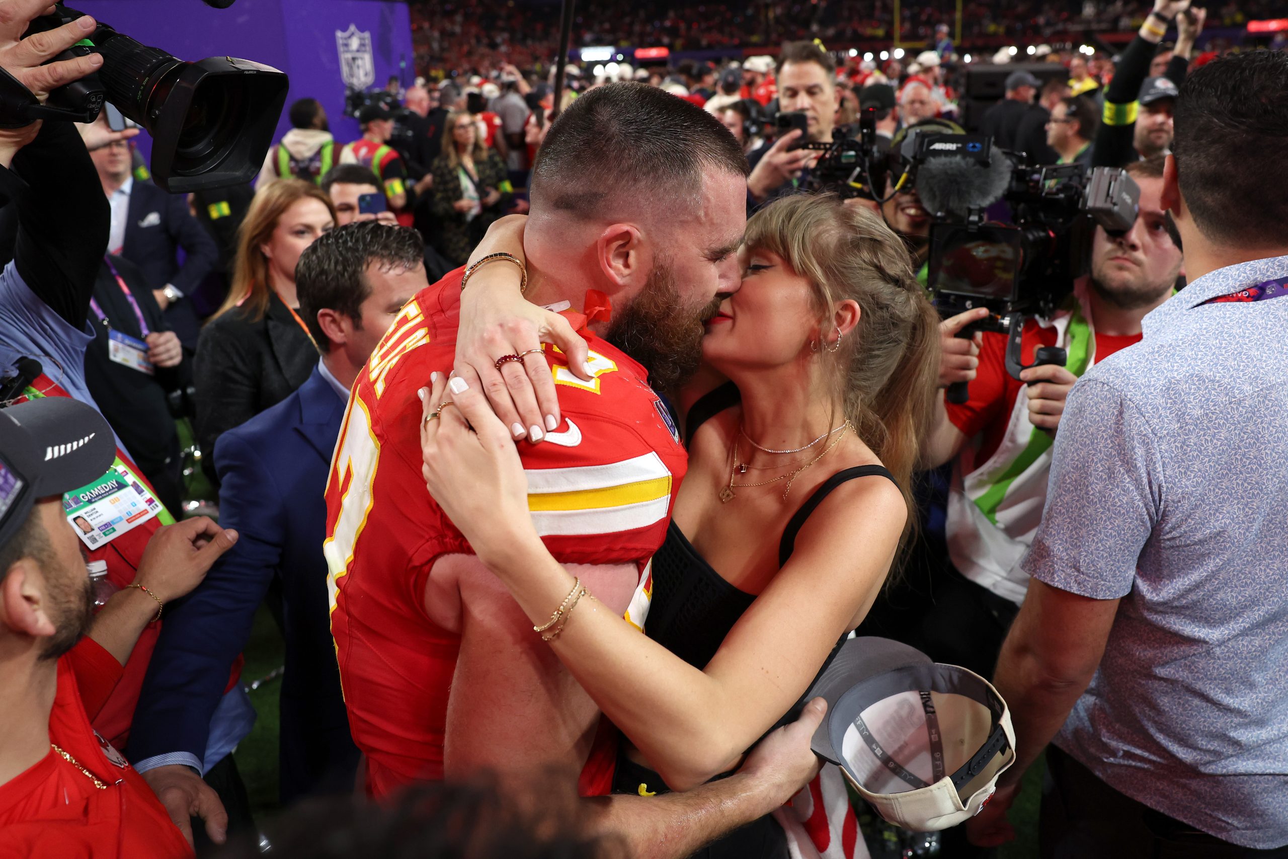 Travis Kelce kissing Taylor Swift