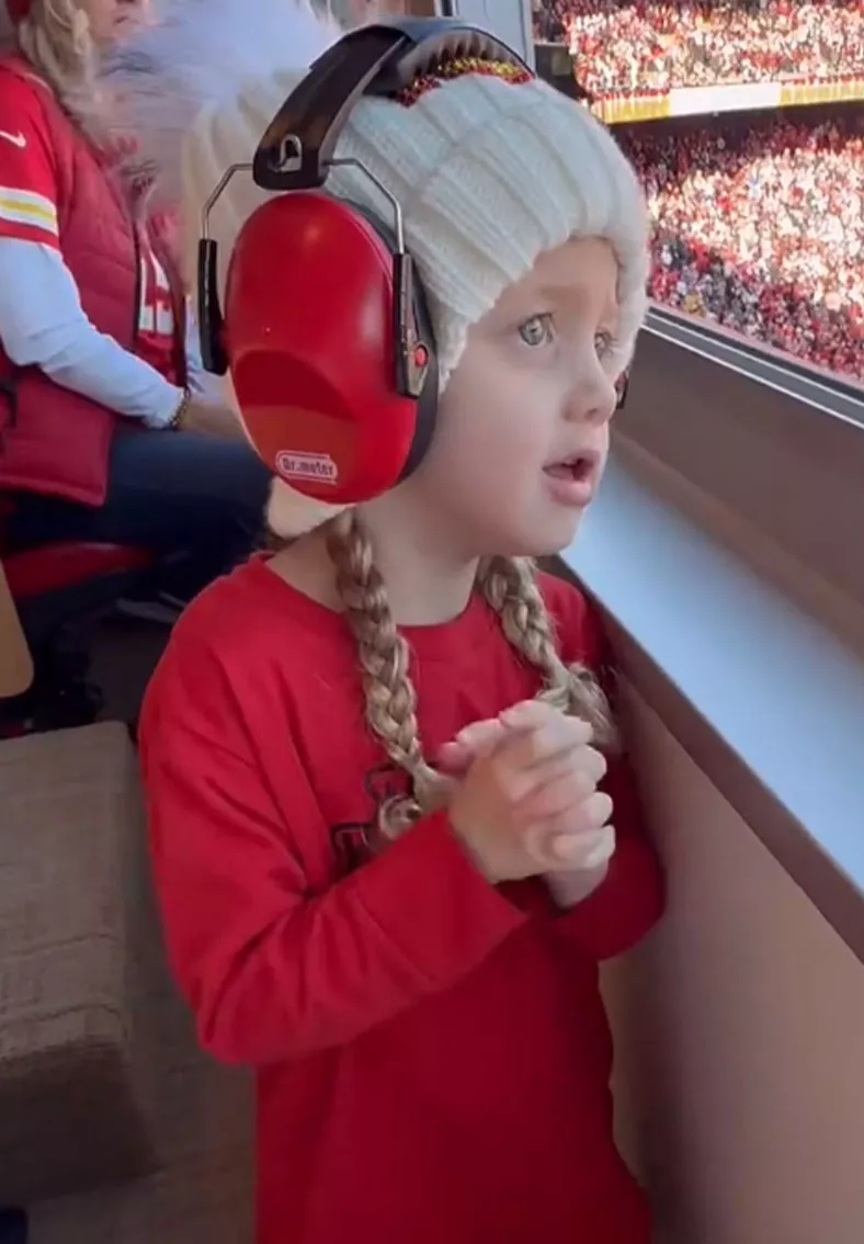  Patrick Mahomes’ Daughter Sterling Sweetly Cheers for Him During NFL Game