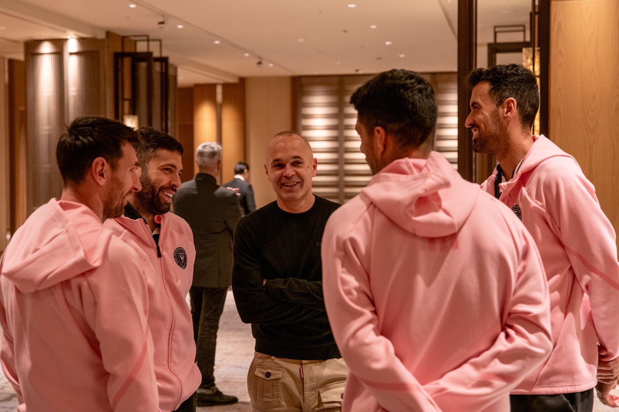 Fans are excited when Messi, Suarez, Busquets and Jordi Alba reunite with  Iniesta in Japan - Vietnam.vn