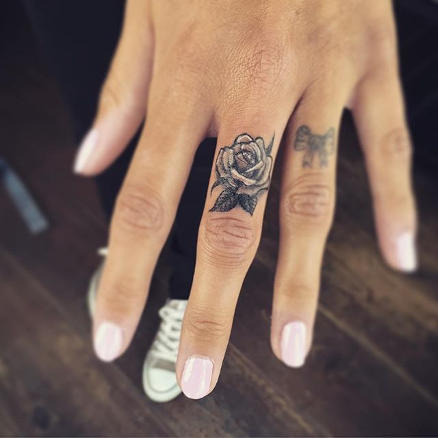 Finger Tattoo Symbols And Meanings (8)