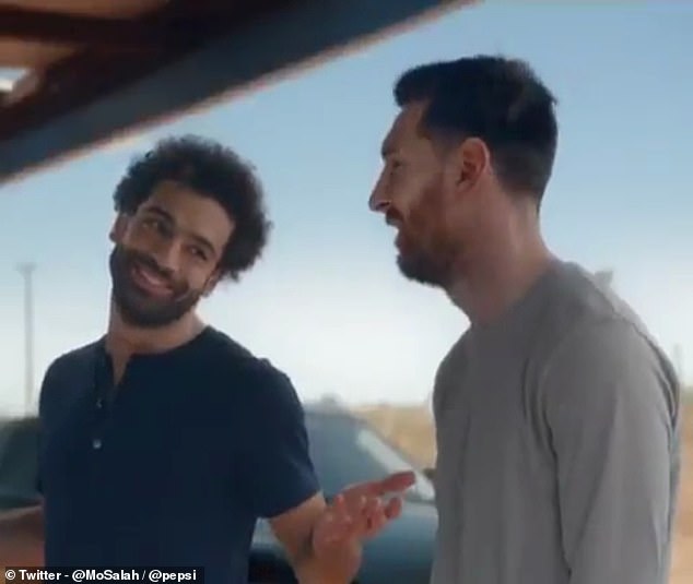 Sau khi một người khác uống hết lon Pepsi cuối cùng, Salah nhìn Messi, mỉm cười và nhún vai